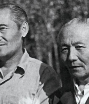 Жазушы Қажығұмар Шабданұлы (оң жақта) мен ақын Серік Қапшықбайұлы. Шәуешек. 1985 жыл