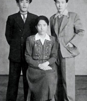 Қабдеш Жұмаділов (сол жақта) және Бұлантай, Күлғайша Досжановтар. Үрімжі. 1961 жыл