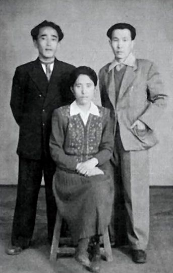 Қабдеш Жұмаділов (сол жақта) және Бұлантай, Күлғайша Досжановтар. Үрімжі. 1961 жыл