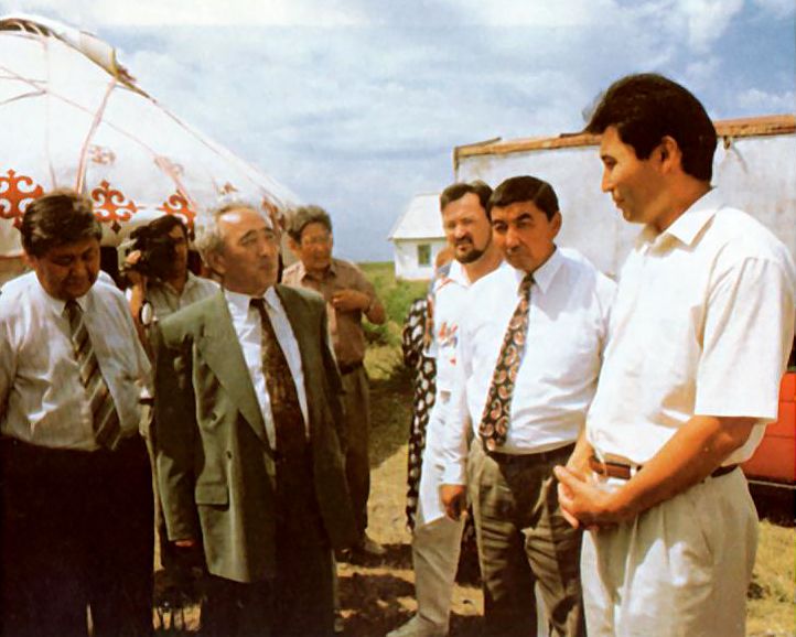 Жазушыны облыс әкімі Ғ. Жақиянов құттықтады. 1996 жыл