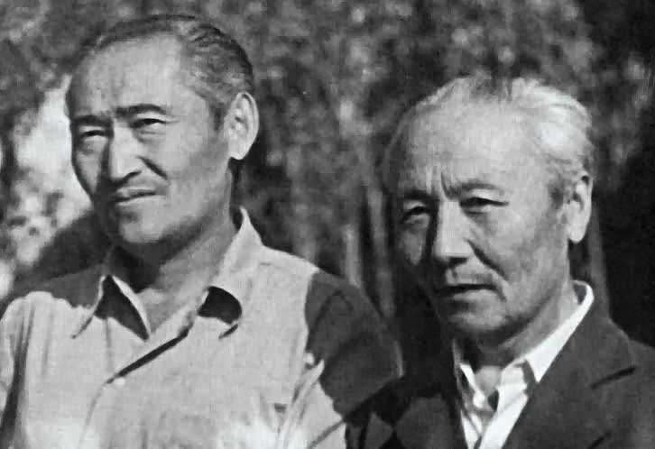 Жазушы Қажығұмар Шабданұлы (оң жақта) мен ақын Серік Қапшықбайұлы. Шәуешек. 1985 жыл